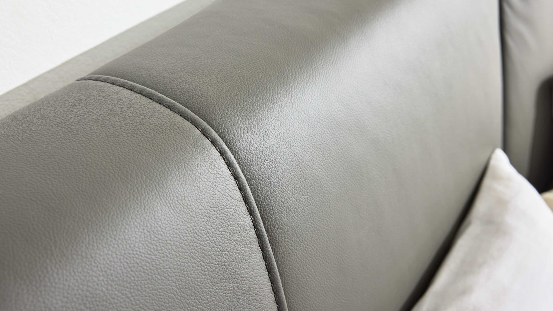 Bettgestell Interliving aus Leder in Grau Interliving Polsterbett Serie 1416 - Polsterbettgestell graues Leder Torro - Liegefläche ca. 180 x 200 cm