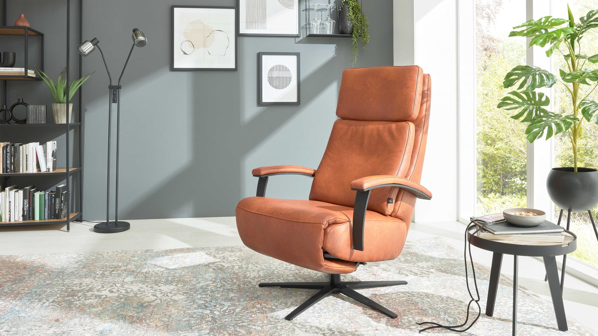 Relaxsessel Interliving aus Leder in Hellbraun Interliving Sofa Serie 4541 – Relaxsessel manuell - cognacfarbenes LongLife-Leder Cloudy & Sternfuß V4S