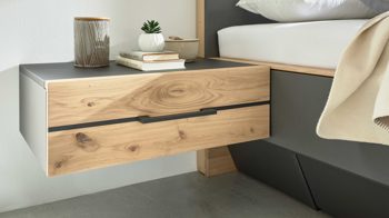 Nachtkommode Interliving aus Holz in Holzfarben Interliving Schlafzimmer Serie 1029 – Hängekonsole links, eine Schublade - Wildeiche & Graphit