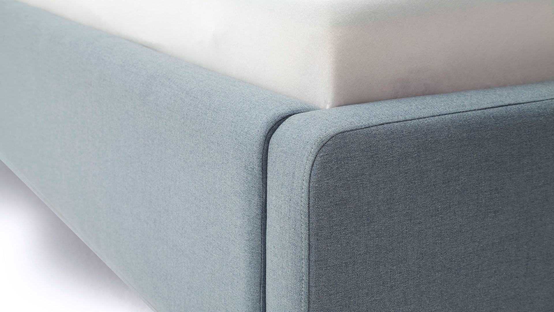 Bettgestell Meise.möbel aus Stoff in Blau Polsterbettgestell Mattis mit Bettkasten eisblaues Flachgewebe Aspen 84 & Holzfüße - Liegefläche ca. 160 x 200 cm