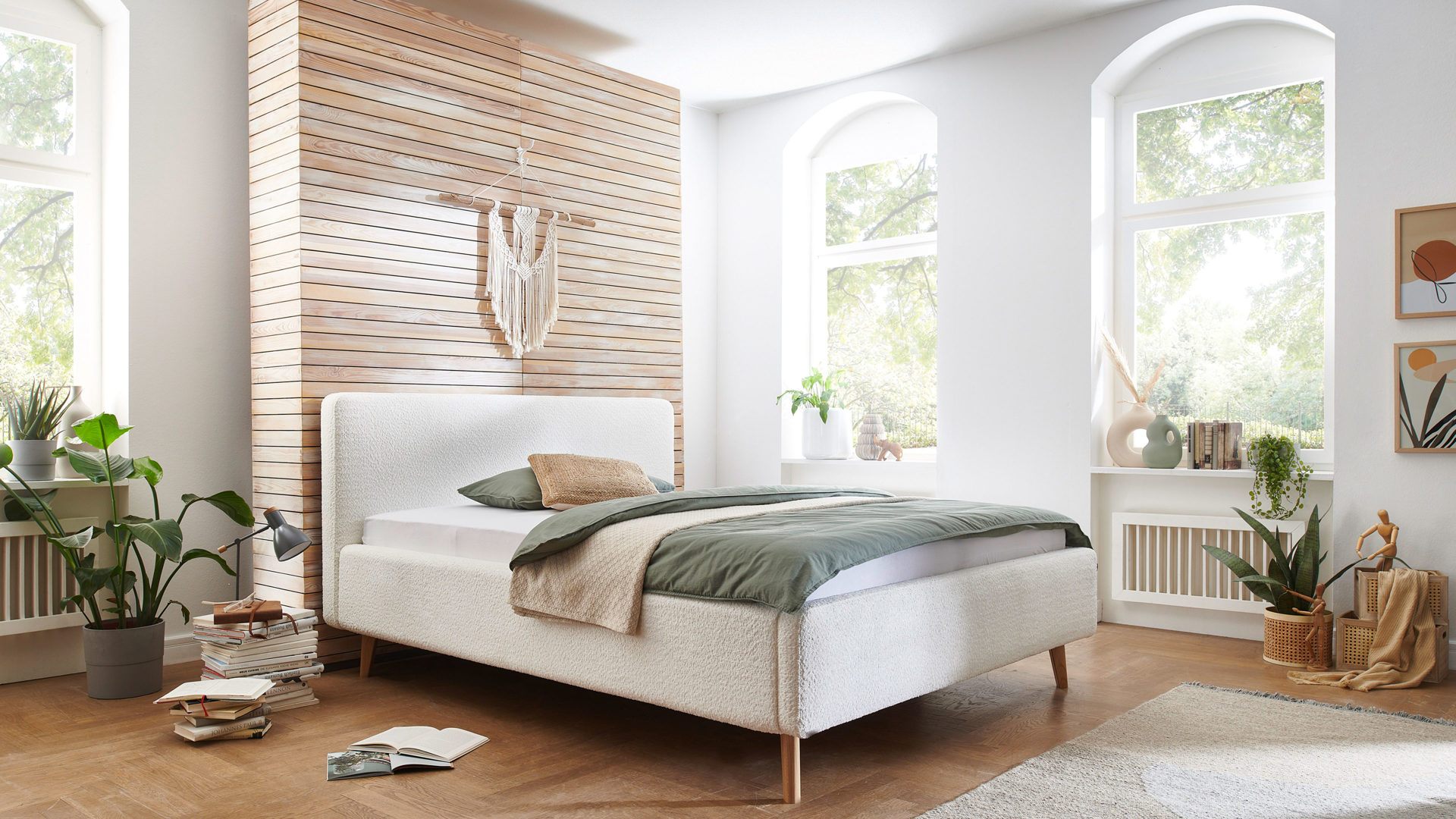 Bettgestell Meise.möbel aus Stoff in Weiß Polsterbettgestell Mattis mit Bettkasten weißer Boucle Bezug Abriamo 4 & Holzfüße - Liegefläche ca. 180 x 200 cm