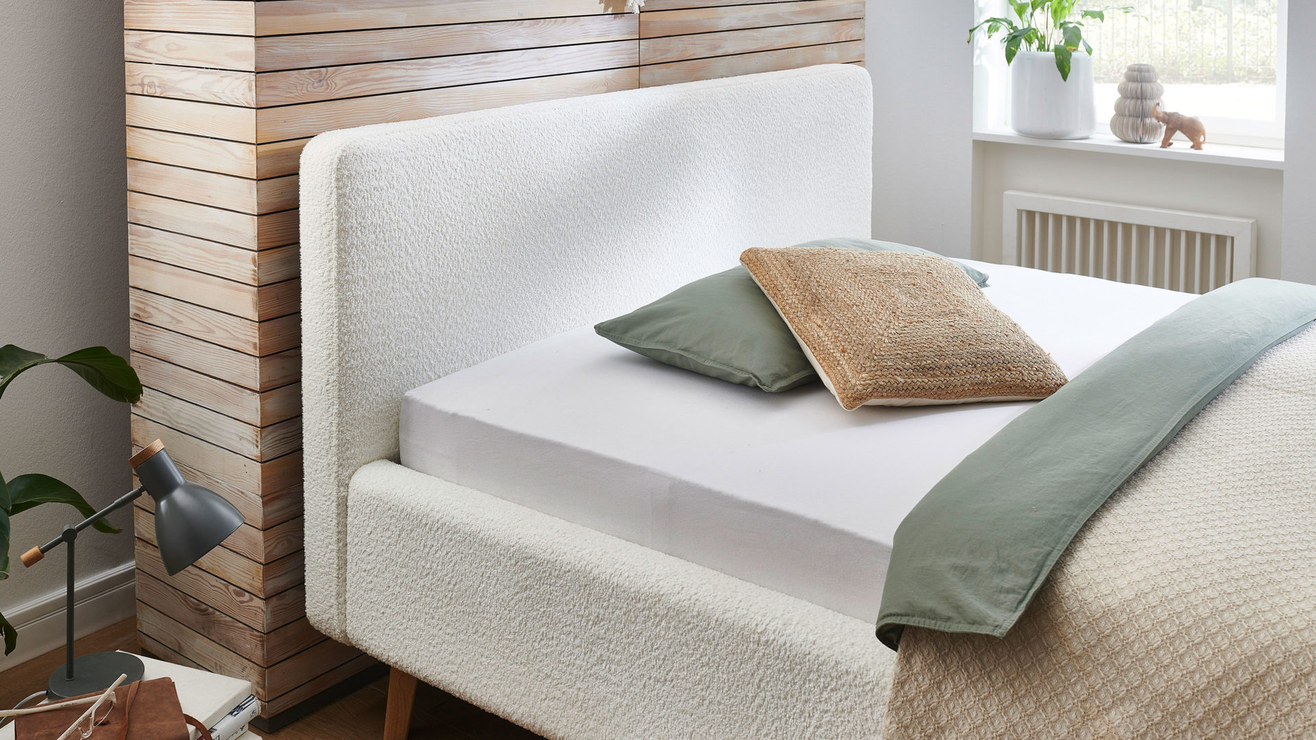 Bettgestell Meise.möbel aus Stoff in Weiß Polsterbettgestell Mattis mit Bettkasten weißer Boucle Bezug Abriamo 4 & Holzfüße - Liegefläche ca. 180 x 200 cm
