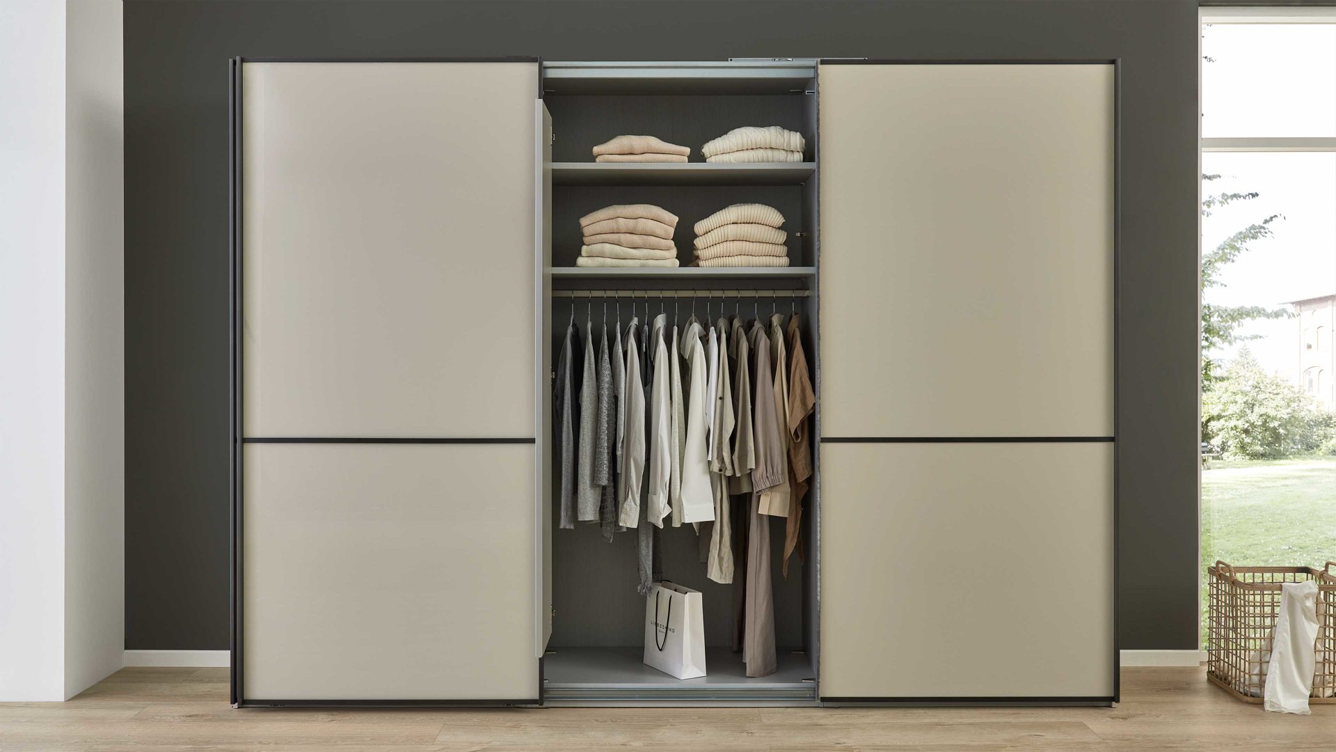 Kleiderschrank Interliving aus Holz in Hellgrau Interliving Kleiderschrank Serie 1205 – Schwebetürenschrank 637 Champagner & Schiefer – drei Türen, Breite ca. 300 cm