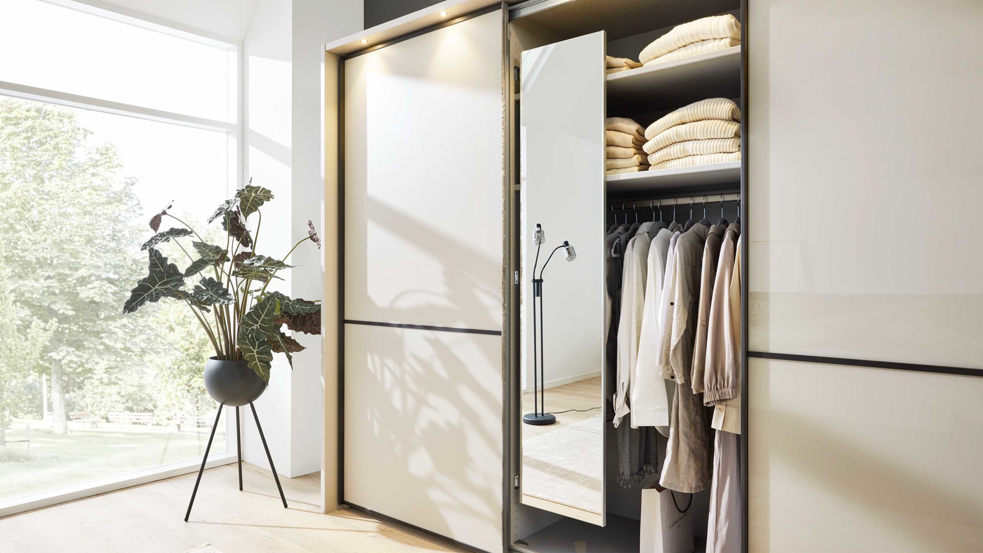 Kleiderschrank Interliving aus Holz in Hellgrau Interliving Kleiderschrank Serie 1205 – Schwebetürenschrank Champagner & Schiefer – drei Türen, Breite ca. 300 cm