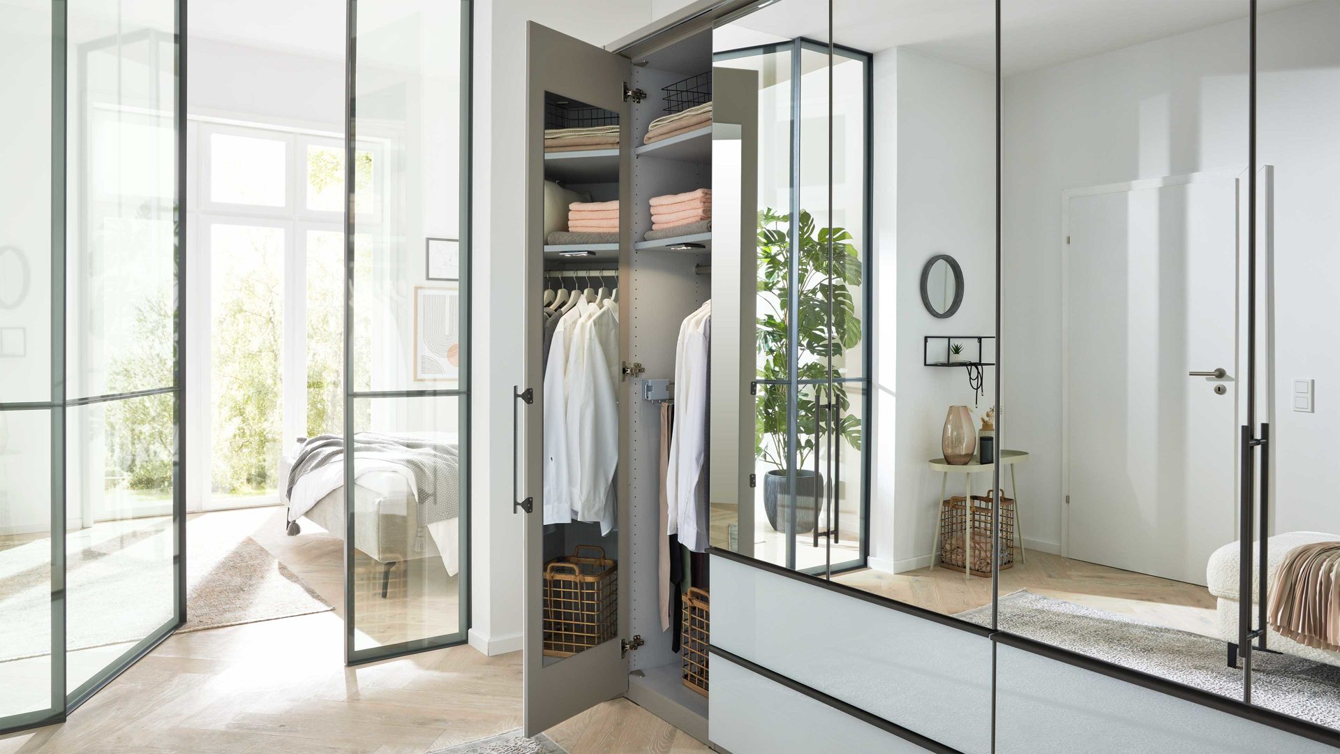Kleiderschrank Interliving aus Holz in Weiß Interliving Kleiderschrank Serie 1205 – Falttürenschrank Weiß & Kieselgrau – sechs Türen, vier Schubladen, Breite ca. 300 cm