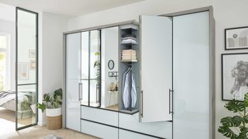 Kleiderschrank Interliving aus Holz in Weiß Interliving Kleiderschrank Serie 1205 – Falttürenschrank Weiß & Kieselgrau – sechs Türen, vier Schubladen, Breite ca. 300 cm
