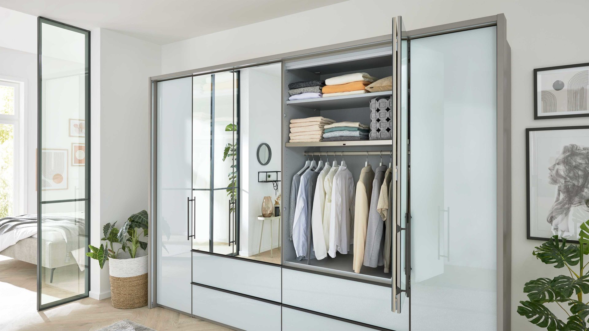 Kleiderschrank Interliving aus Holz in Weiß Interliving Kleiderschrank Serie 1205 – Falttürenschrank Weiß & Kieselgrau – sechs Türen, vier Schubladen, Breite ca. 300 cm