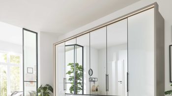 Kleiderschrank Interliving aus Holz in Weiß Interliving Kleiderschrank Serie 1205 – Falttürenschrank 683 Weiß & Kieselgrau – sechs Türen, vier Schubladen, Breite ca. 300 cm