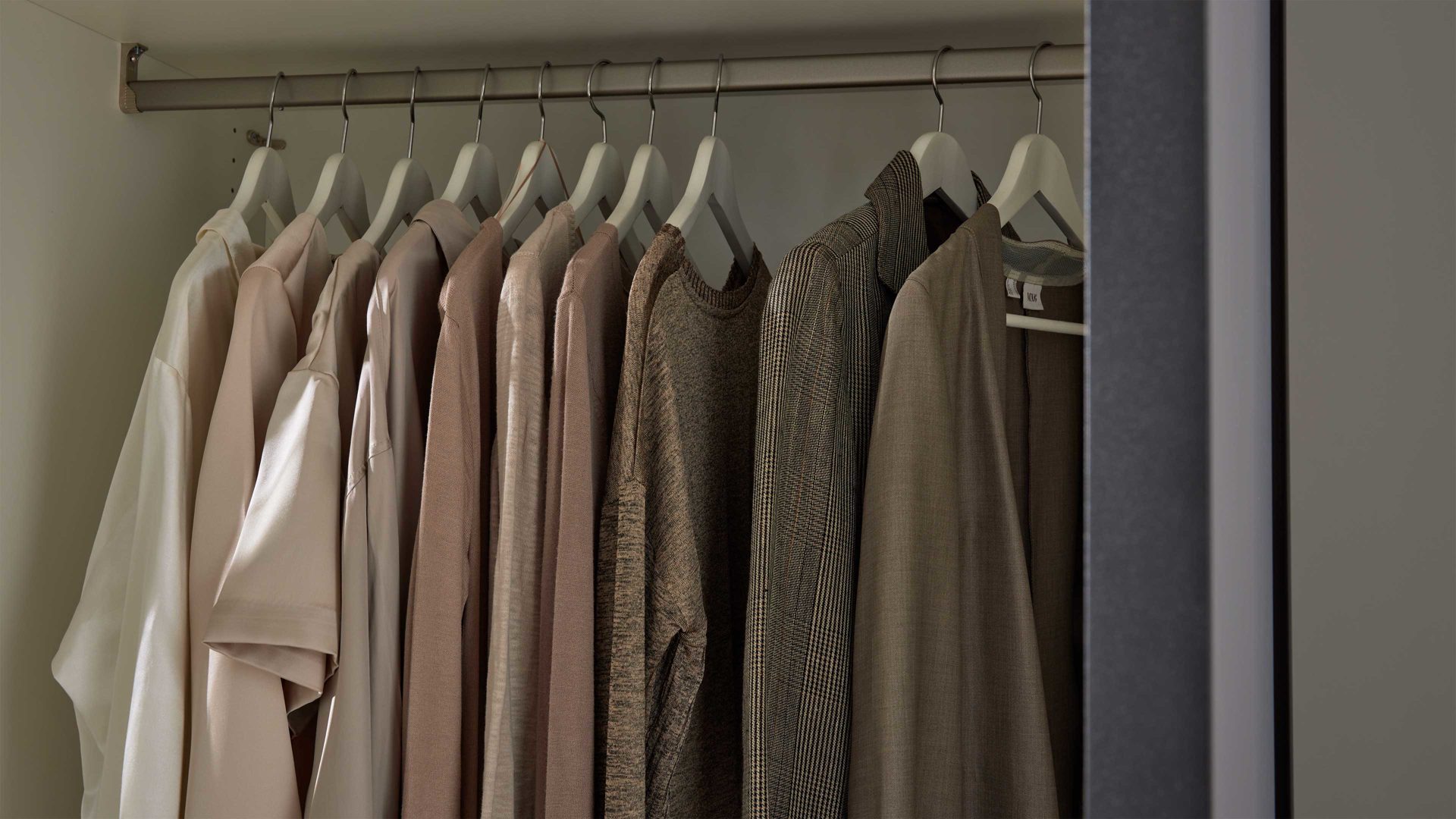 Kleiderschrank Interliving aus Holz in Dunkelgrau Interliving Kleiderschrank Serie 1207 – Kleiderschrank 98200 Manhattan - vier Türen, Breite ca. 200 cm