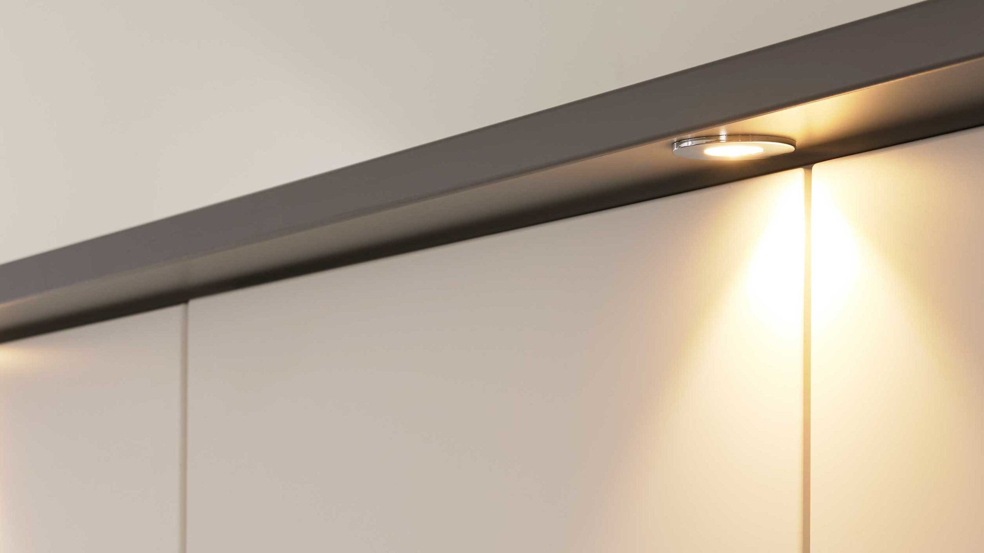 Möbelbeleuchtung Interliving aus Kunststoff in Weiß Interliving Kleiderschrank Serie 1207 – Power-LED 90340 ein Anbau-Spot