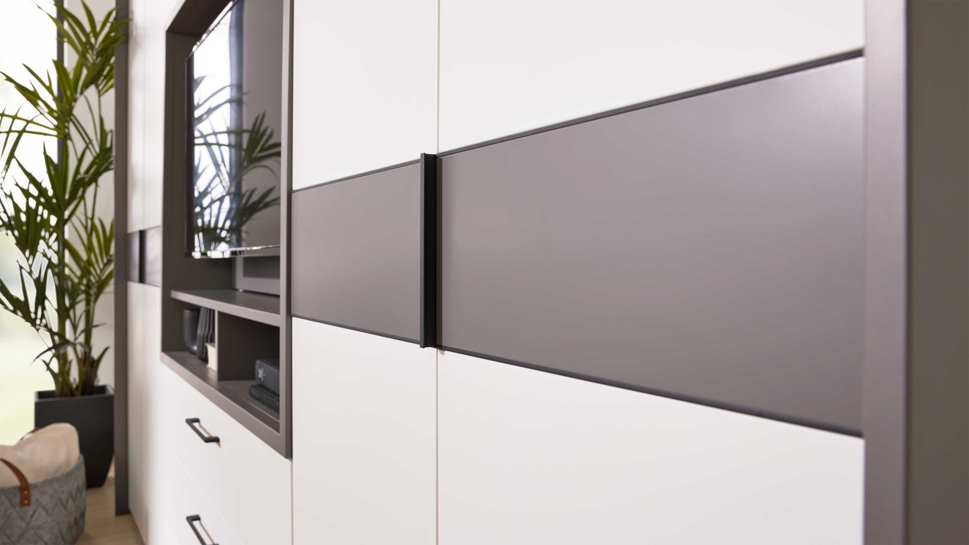 Kleiderschrank Interliving aus Holz in Grau Interliving Kleiderschrank Serie 1207 – Kleiderschrank mit TV-Nische Weiß & Manhattan – sechs Türen, zwei Schubladen, Breite ca. 302 cm