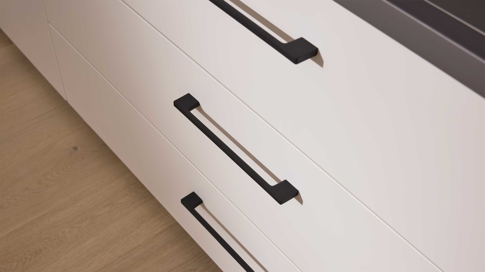 Kleiderschrank Interliving aus Holz in Grau Interliving Kleiderschrank Serie 1207 – Kleiderschrank mit TV-Nische Weiß & Manhattan – sechs Türen, zwei Schubladen, Breite ca. 300 cm