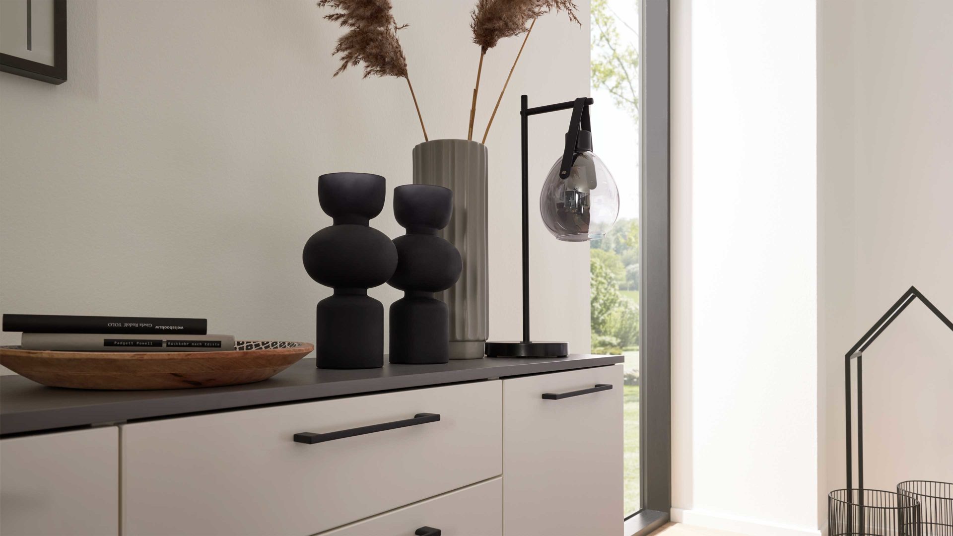 Kombikommode Interliving aus Holz in Weiß Interliving Kleiderschrank Serie 1207 – Kombikommode Weiß & Manhattan – zwei Türen, fünf Schubladen, Breite ca. 151 cm