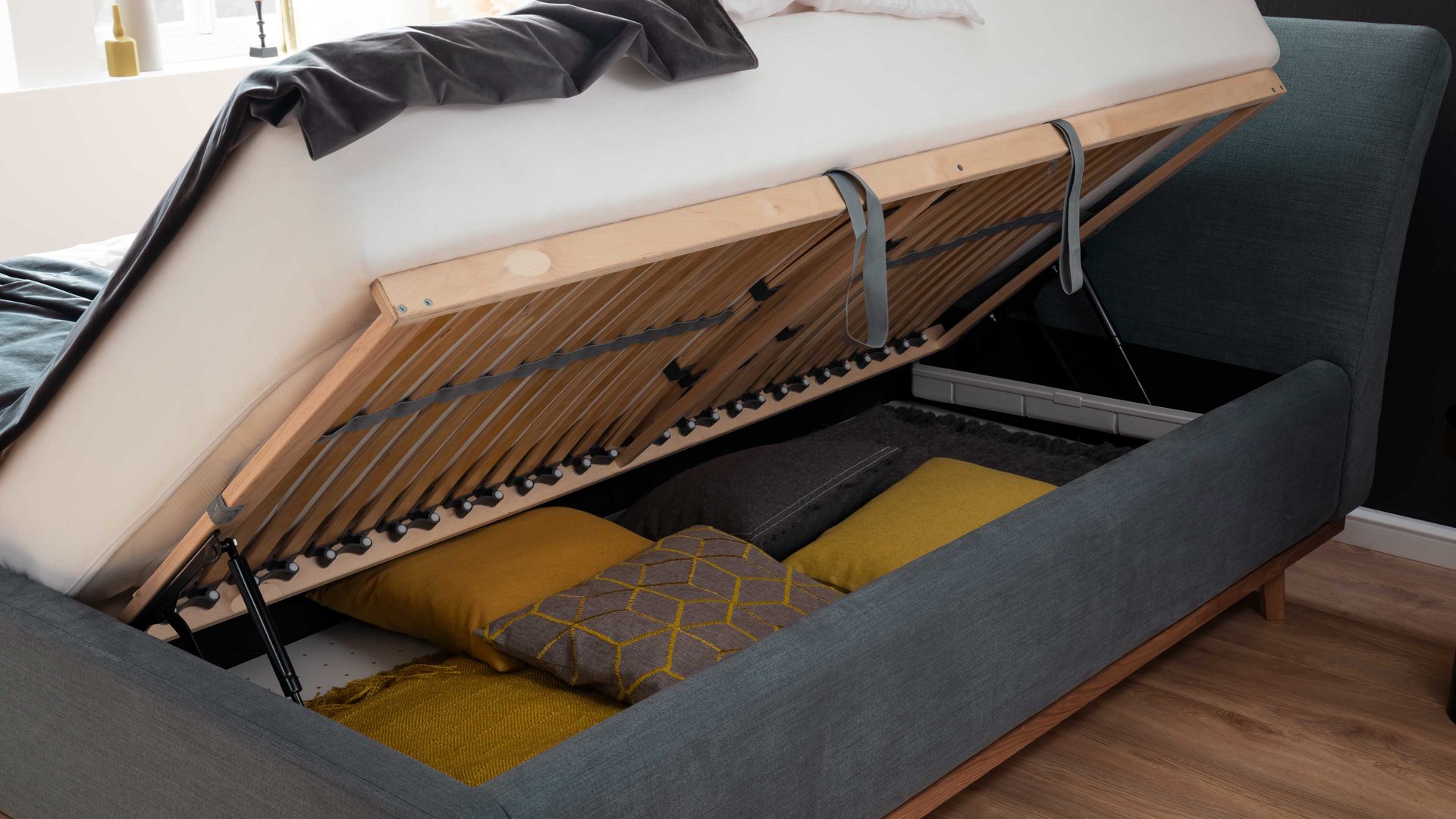 Polsterbett Meise.möbel aus Stoff in Blau Polsterbettgestell Mila mit Bettkasten und Holzrahmen, glattes Kopfteil oceanfarbener Flachgewebe-Bezug Capri 7463 - Liegefläche ca. 180 x 200 cm