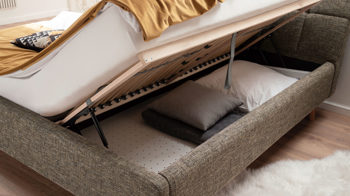 Polsterbett Meise.möbel aus Stoff in Braun Polsterbettgestell Mila mit Bettkasten, gestepptes Kopfteil brauner Struktur Bezug Building 801 & Holzfüße - Liegefläche ca. 180 x 200 cm