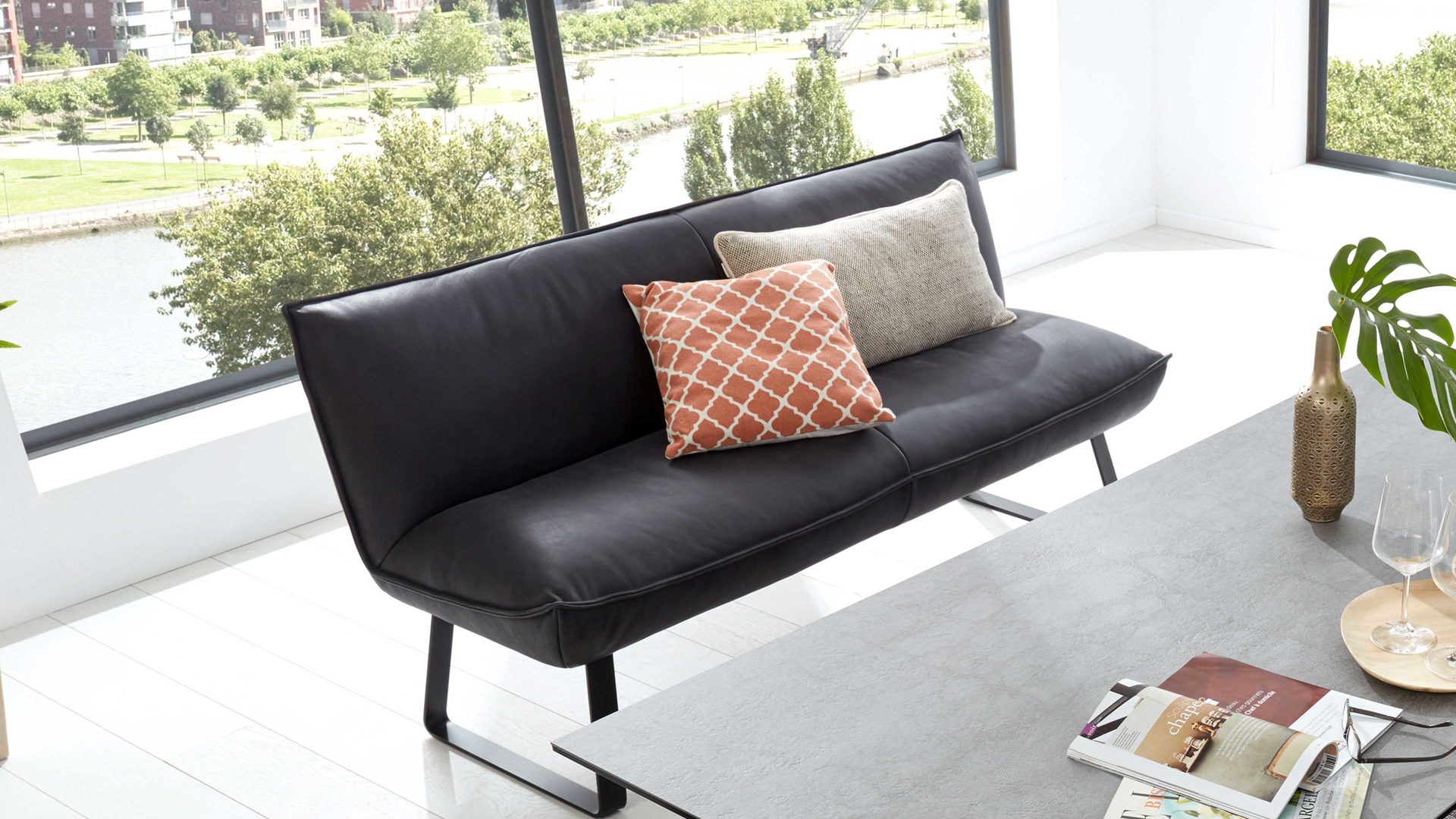 Polsterbank Koinor aus Leder in Dunkelgrau KOINOR Polsterbank Kleo dunkles Leder India omega & Wildeiche natur – Breite ca. 161 cm