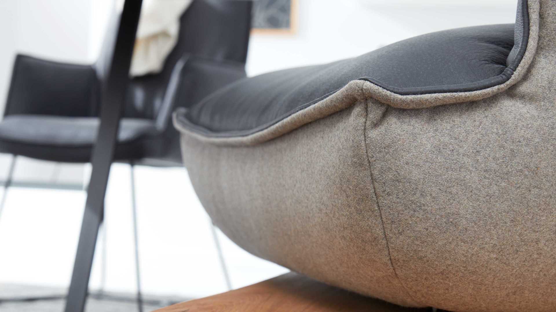 Polsterbank Koinor aus Leder in Dunkelgrau KOINOR 2-Sitzer-Element Kleo dunkles Leder India omega & Lodenbezug 27, Wildeiche natur – Breite ca. 190 cm