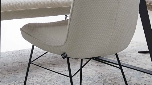 Polsterstuhl K+w polstermöbel aus Stoff in Weiß Esszimmerserie Base - Polsterstuhl weißer Bezug 940-30 & schwarzes Metall