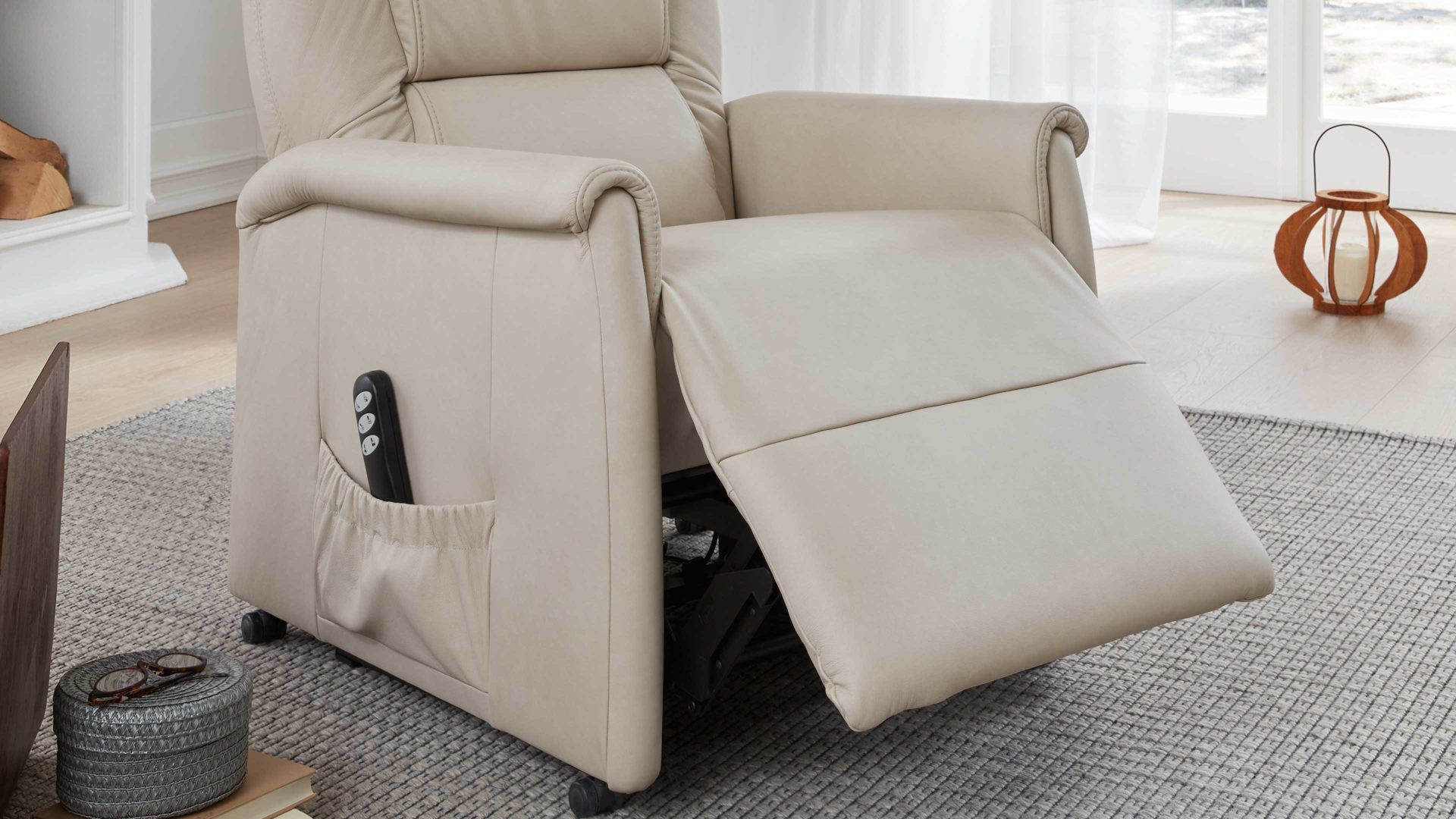 Fernsehsessel OrthoSedis aus Leder in Beige OrthoSedis 9773 - Fernsehsessel 25G motorisch mit Aufstehhilfe - klifffarbenes LongLife-Leder 24