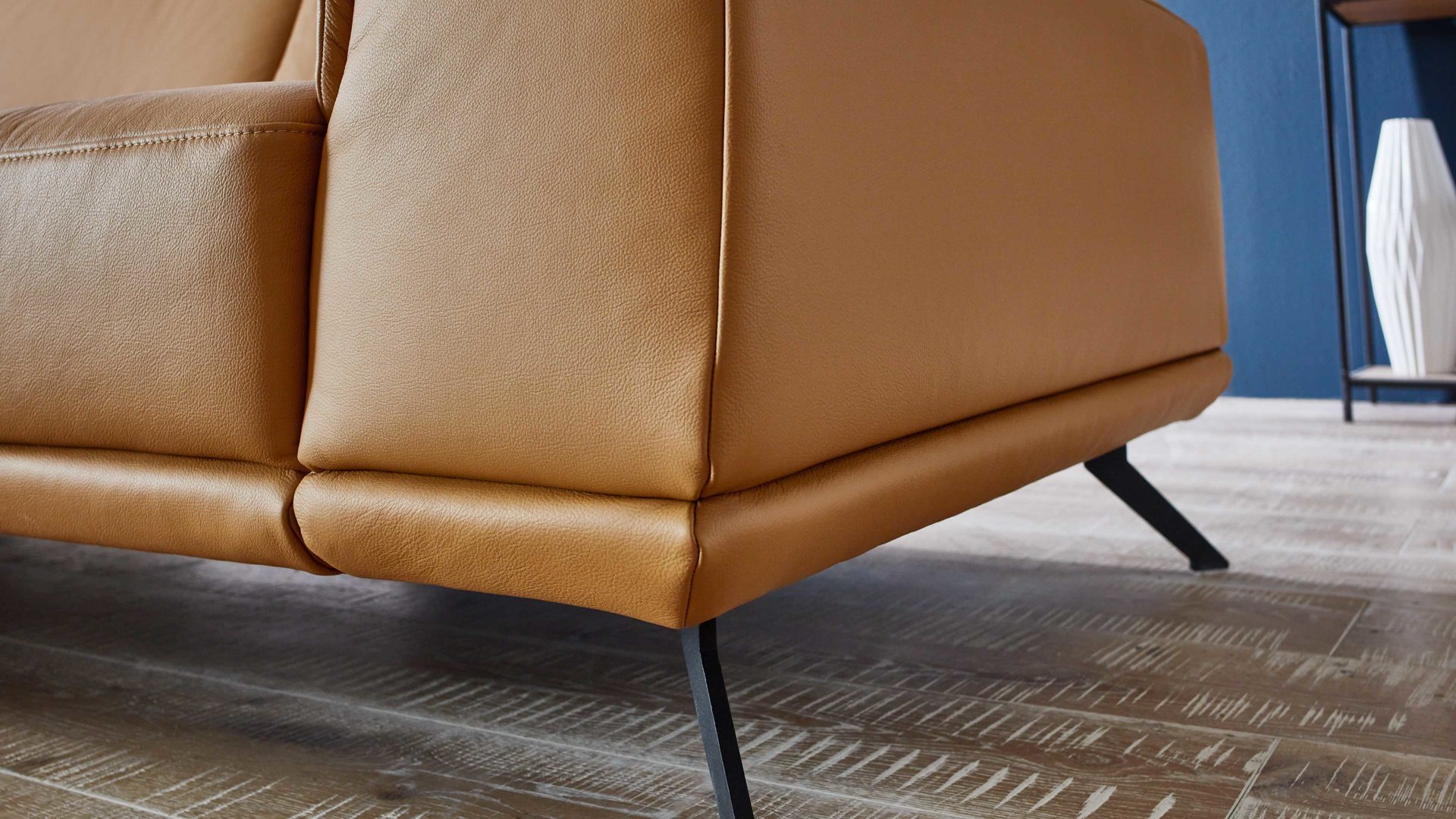 Ecksofa modulmaster aus Leder in Orange Modulmaster MM-PN1167 - Ecksofa kurkumafarbenes Leder Torro & schwarze Metallfüße - Stellfläche ca. 188 x 335 cm