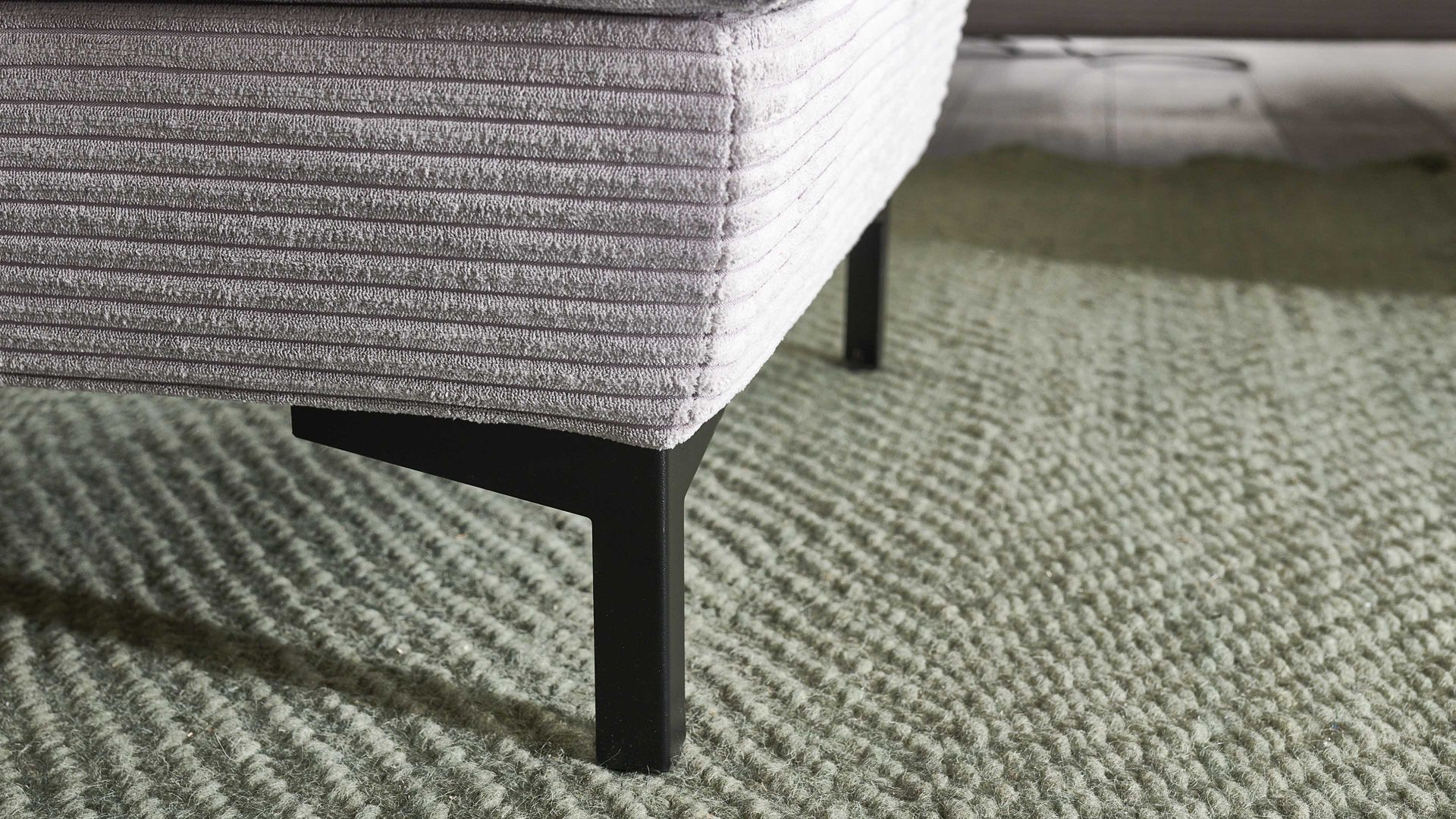 Polsterhocker KAWOO aus Stoff in Grau KAWOO Serie 7539 - XXL-Polsterhocker platingrauer Breitcord GCT 49 & schwarze Metallfüße - ca. 156 x 72 cm