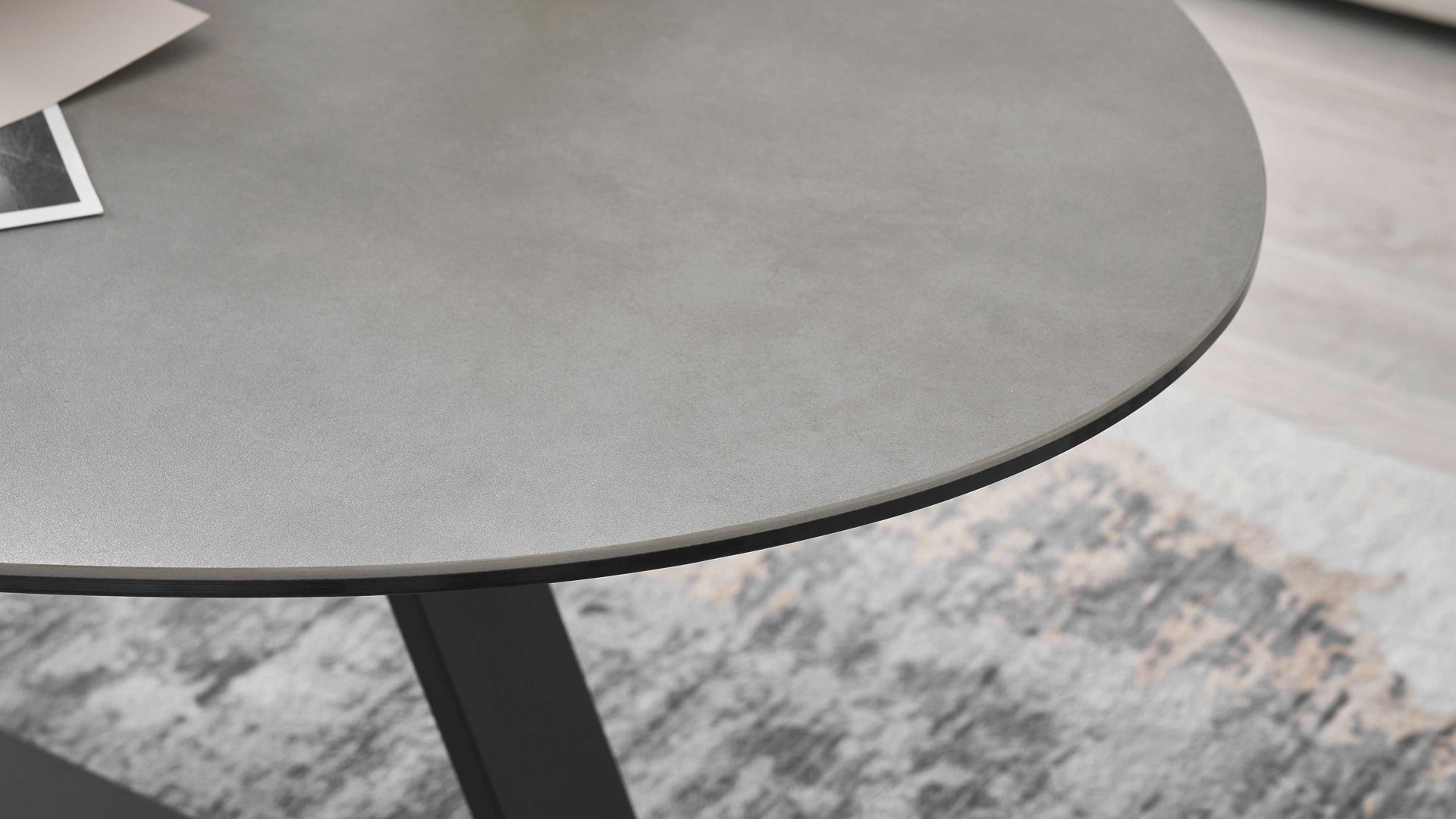 Couchtisch A better place furniture aus Keramik in Grau Couchtisch Elbing graue Keramik, Glas & Metall - Länge ca. 120 cm