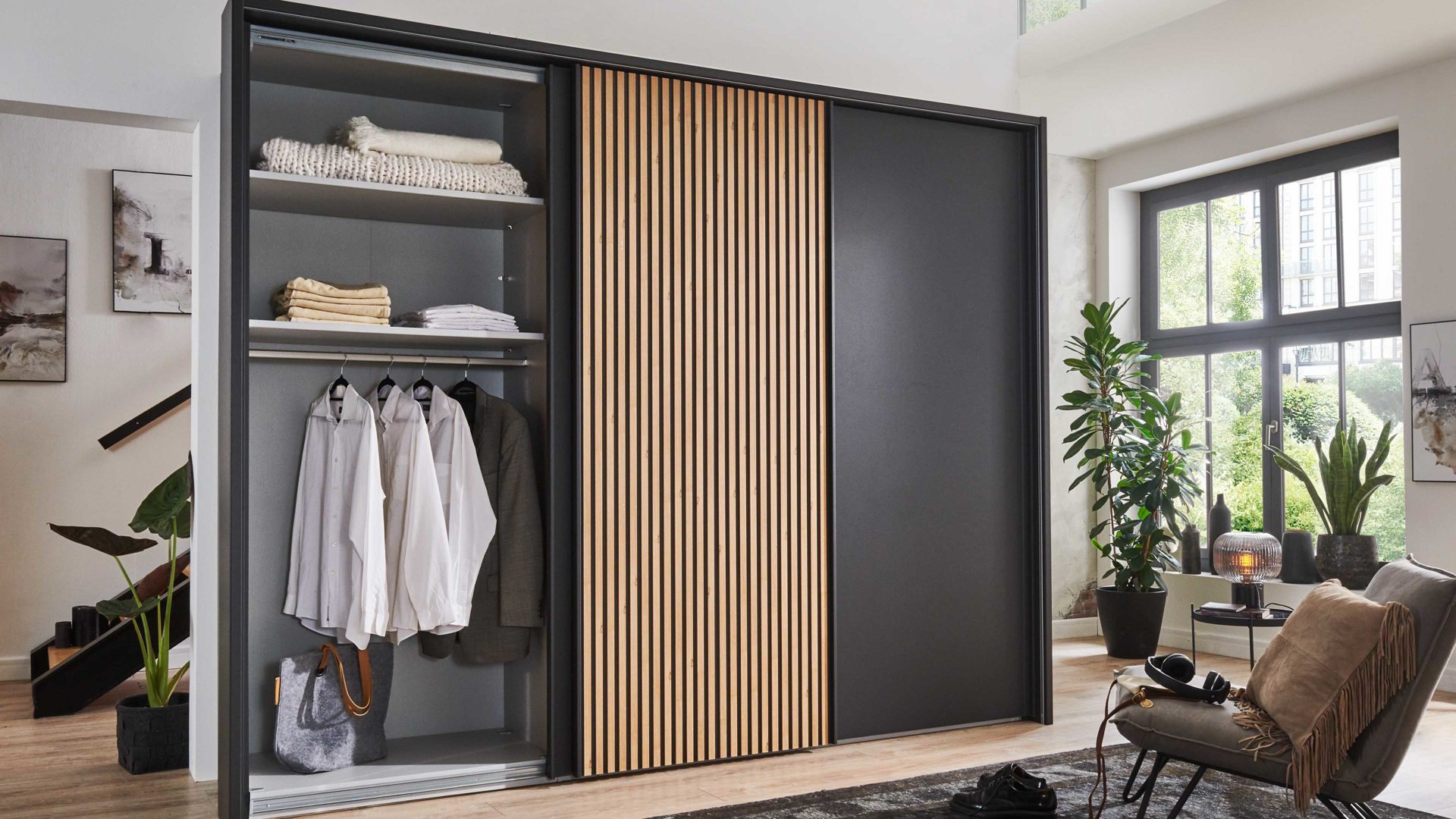 Kleiderschrank Wiemann | oeseder aus Holz in Dunkelgrau WIEMANN Schlafzimmerserie Denver - Schwebetürenschrank Graphit & Eiche Bianco - drei Türen, Breite ca. 250 cm