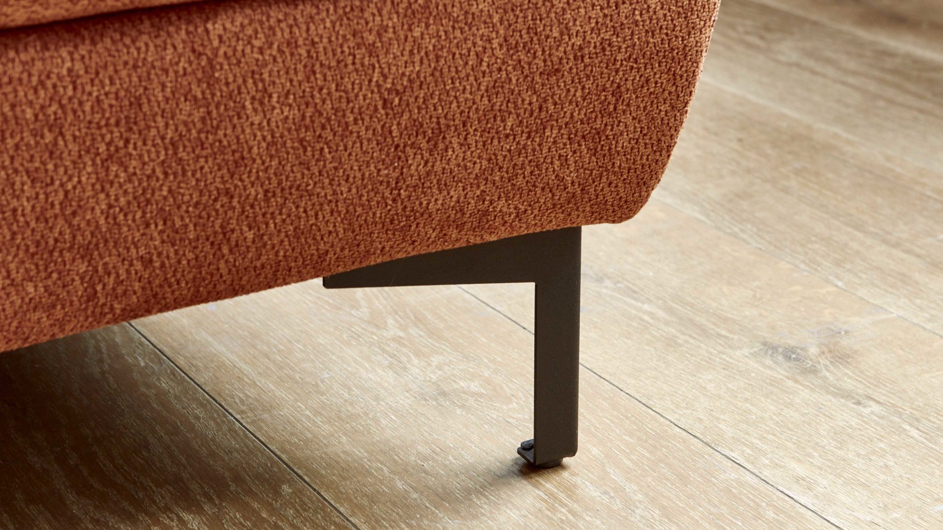 Polsterhocker KAWOO aus Stoff in Orange KAWOO Serie 7567 - XXL-Polsterhocker Signal-oranger Strukturstoff TCM 727 & schwarze Metallfüße S17 - ca. 156 x 72 cm