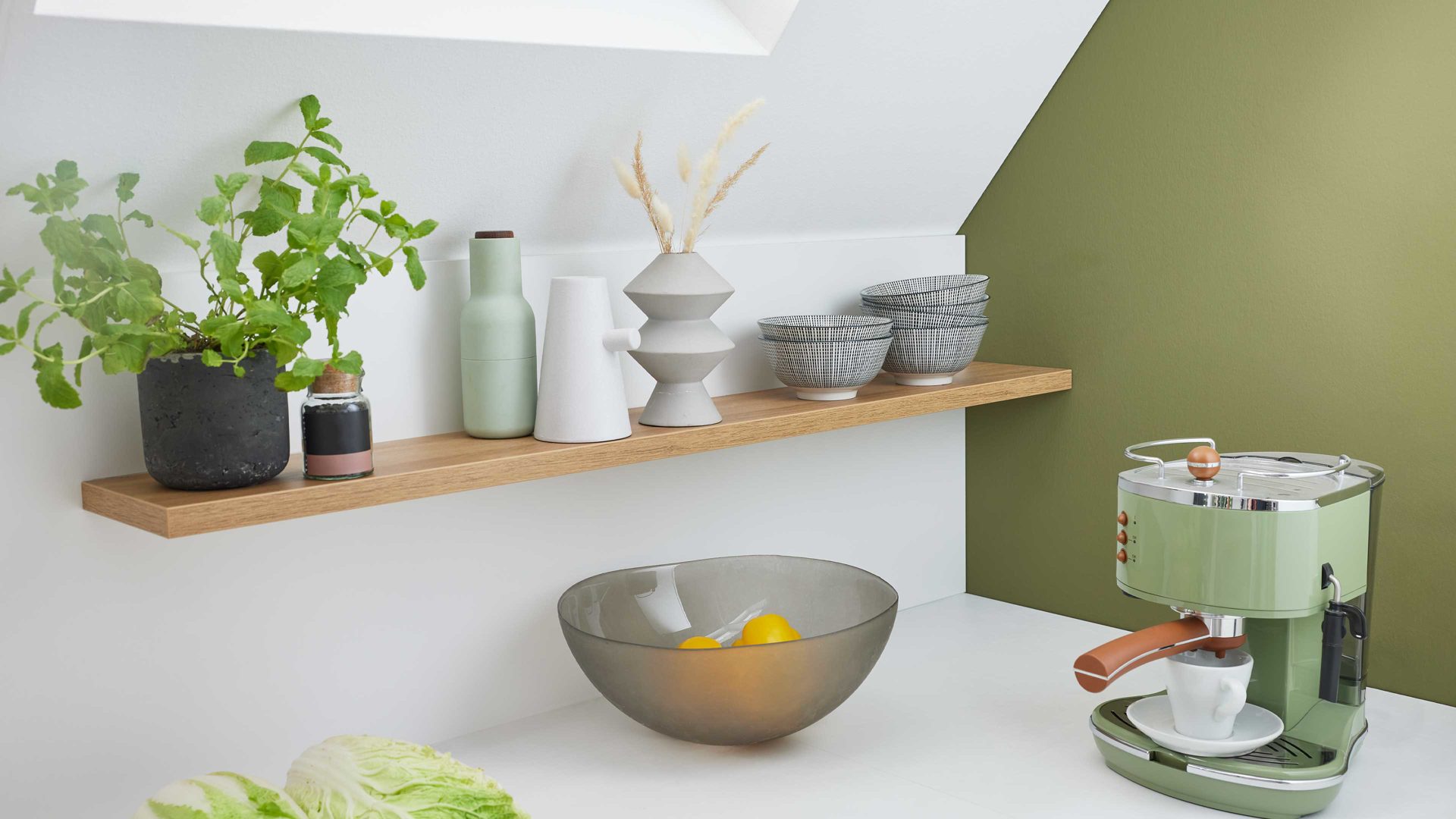 Einbauküche WERT KÜCHE® aus Holz in Weiß WERT KÜCHE® Nora mit privileg Einbaugeräten Kristallweiß & Aurora Eiche – Stellfläche ca. 299 x 275 cm