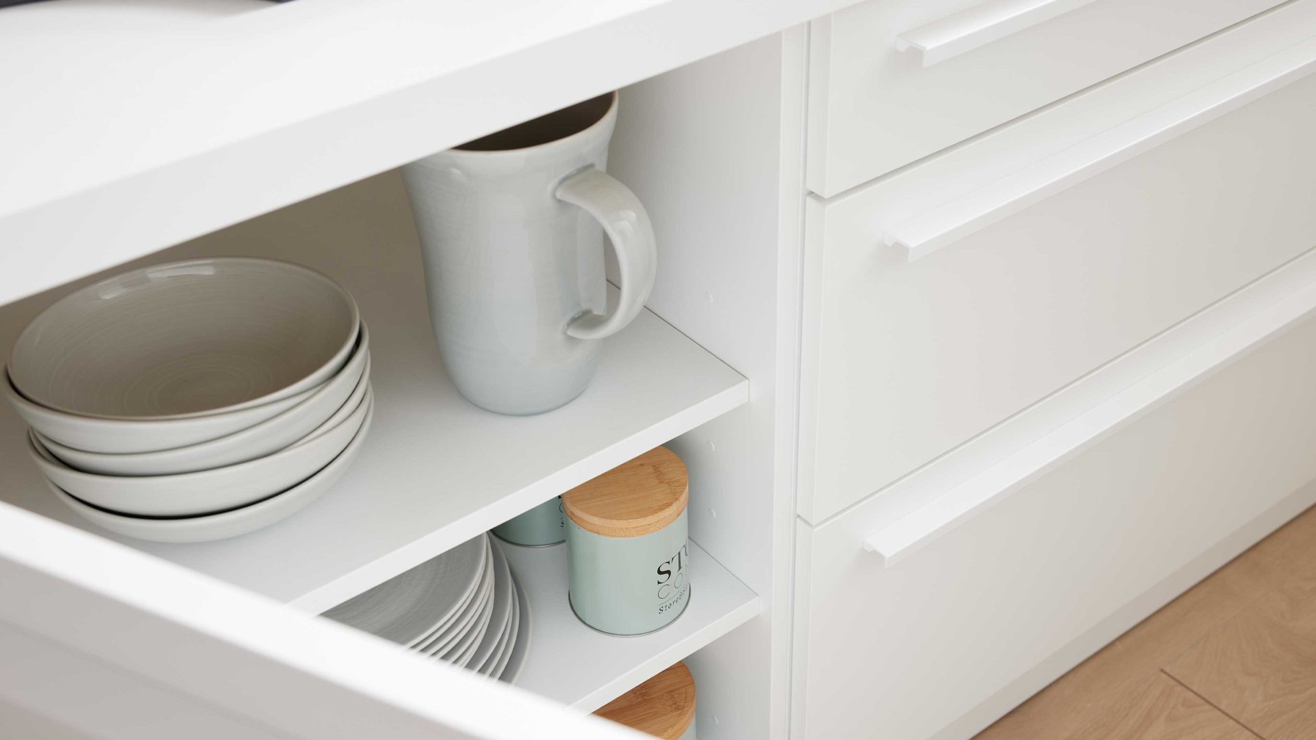 Einbauküche WERT KÜCHE® aus Holz in Weiß WERT KÜCHE® Nora mit privileg Einbaugeräten Kristallweiß & Aurora Eiche – Stellfläche ca. 299 x 275 cm