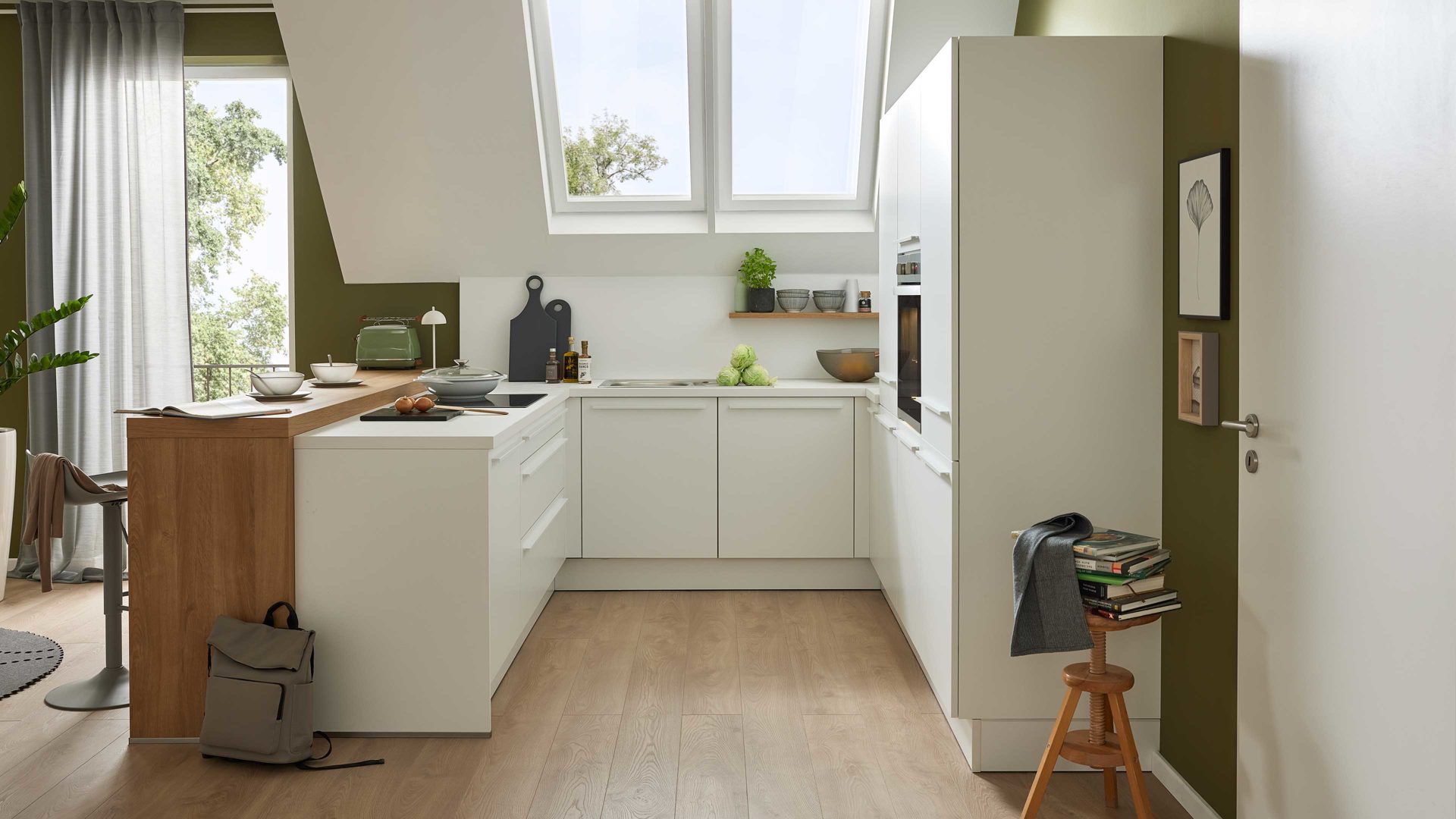 Einbauküche WERT KÜCHE® aus Holz in Weiß WERT KÜCHE® Nora mit privileg Einbaugeräten Kristallweiß & Aurora Eiche – Stellfläche ca. 299 x 275 cm