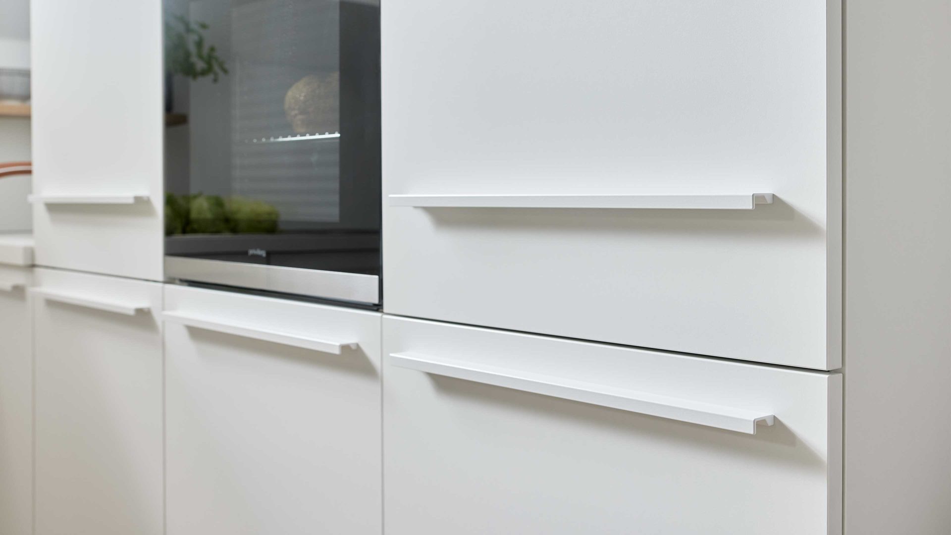 Einbauküche WERT KÜCHE® aus Holz in Weiß WERT KÜCHE® Nora mit privileg Einbaugeräten Kristallweiß & Aurora Eiche – Stellfläche ca. 299 x 275 cm