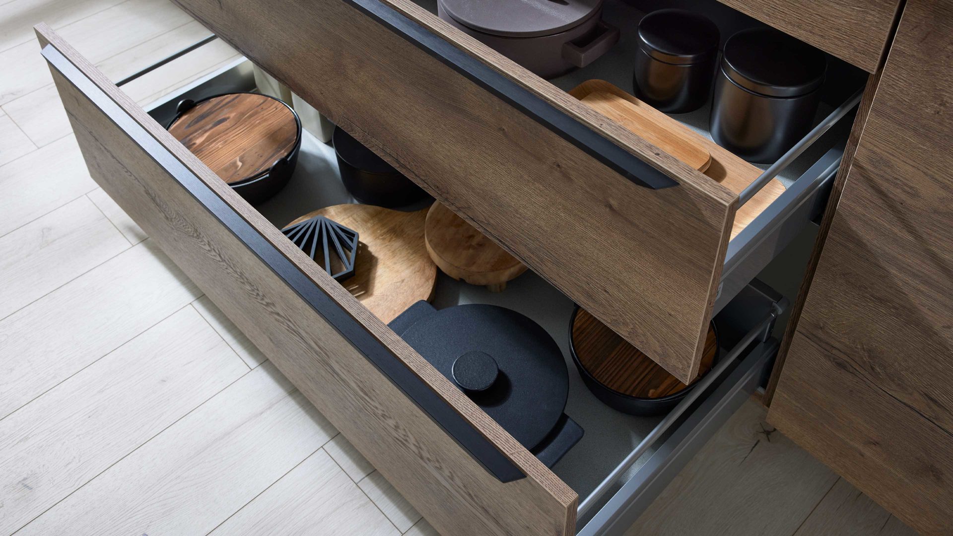 Einbauküche culineo® aus Holz in Holzfarben Culineo® Einbauküche C382 mit AEG Einbaugeräten Eiche Havanna & Grauschiefer - zweizeilig