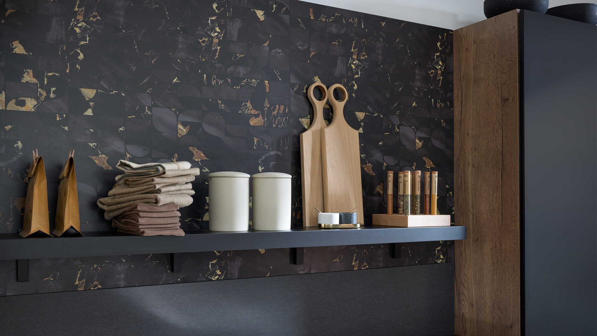 Einbauküche culineo® aus Holz in Holzfarben Culineo® Einbauküche C382 mit AEG Einbaugeräten Eiche Havanna & Grauschiefer - zweizeilig