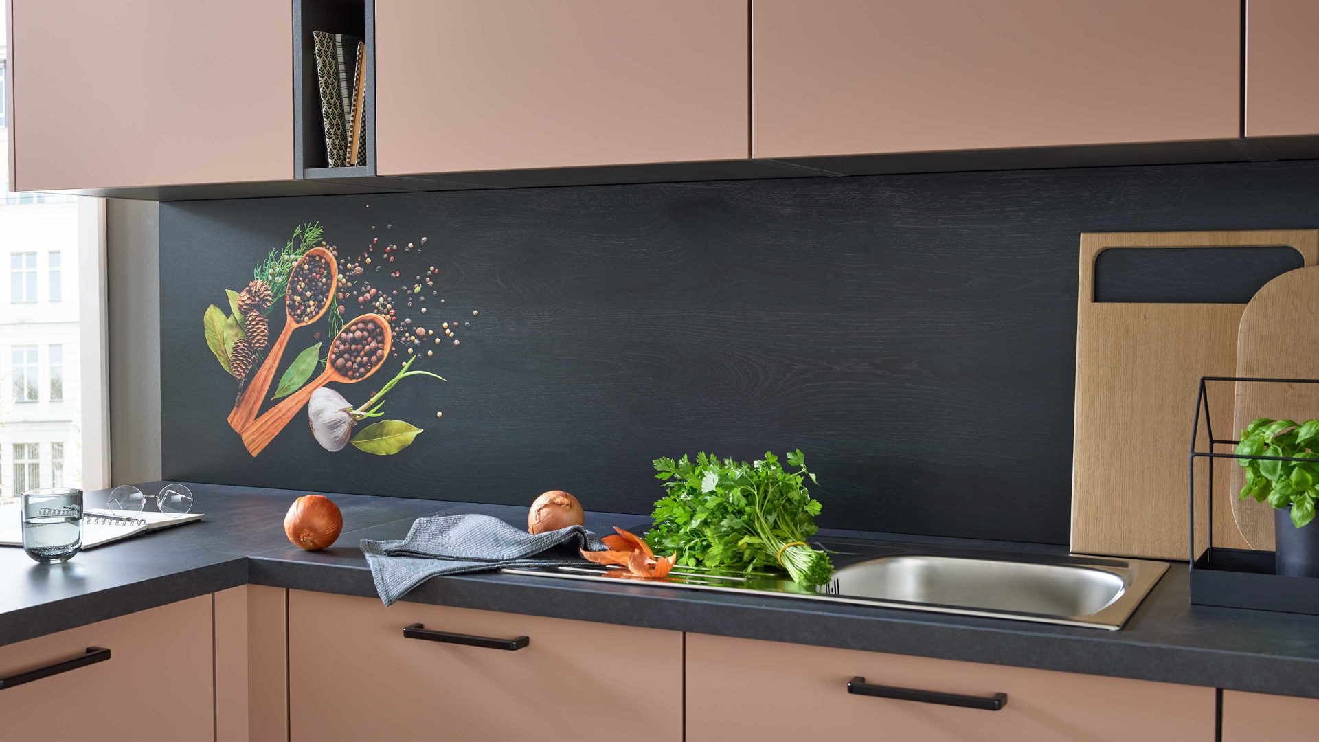 Einbauküche culineo® aus Holz in Rosa Culineo® Einbauküche C357 mit privileg Einbaugeräten Koralle & Schiefergrau - zweizeilig