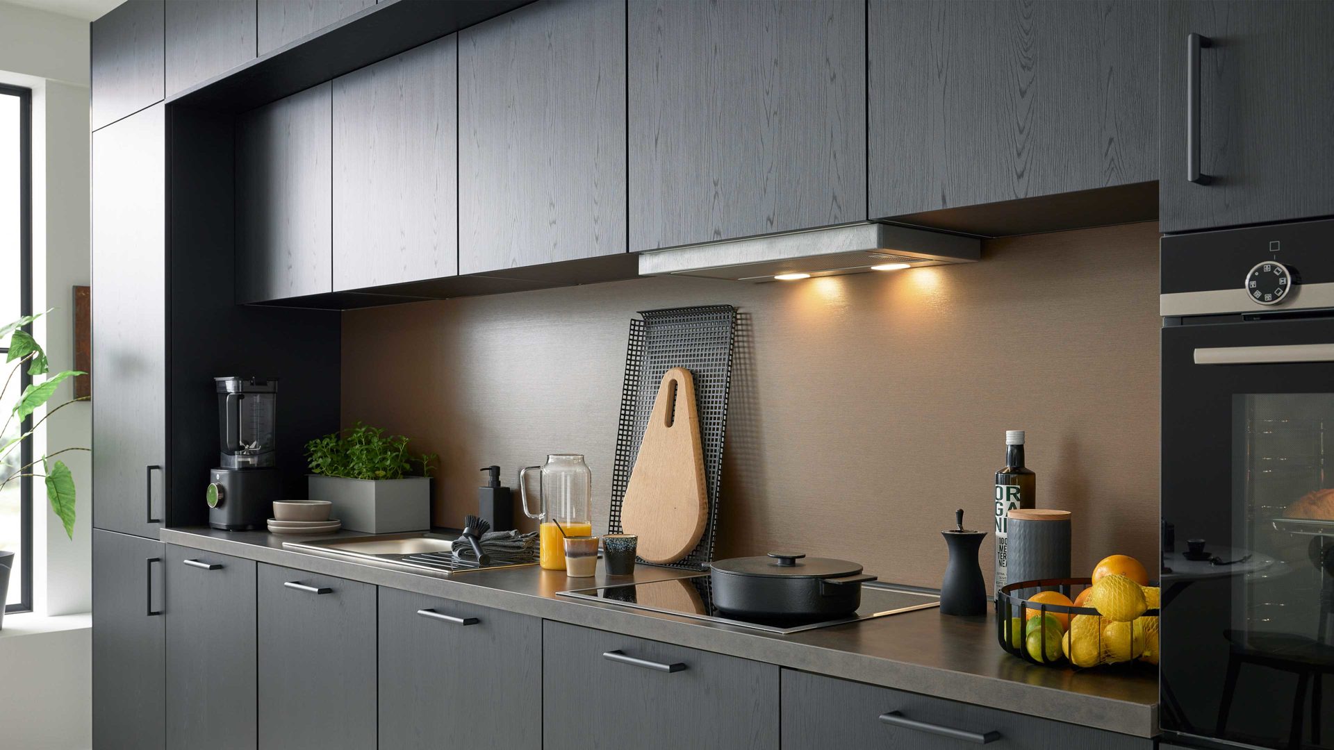 Einbauküche culineo® aus Holz in Schwarz Culineo® Einbauküche C382 mit SIEMENS Einbaugeräten Eiche nero & Metal brushed Bronze - Länge ca. 423 cm