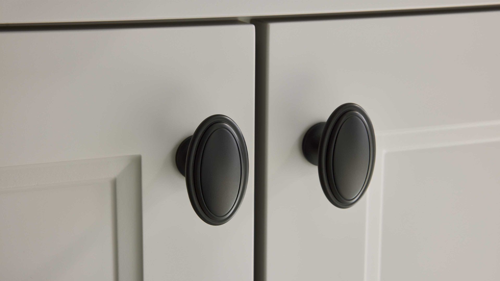 Einbauküche culineo® aus Holz in Hellgrau Culineo® Einbauküche C684 mit gorenje  Einbaugeräten Steingrau - Stellfläche ca. 420 x 335 cm