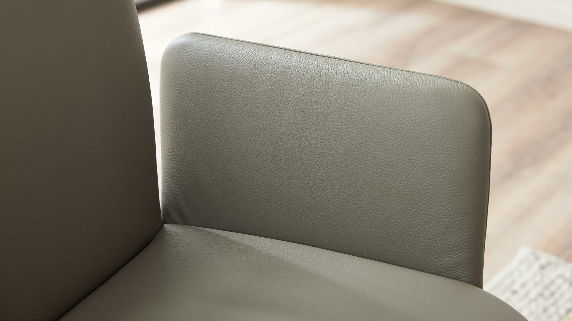 Polsterstuhl Interliving aus Leder in Grau Interliving Esszimmer Serie 5115 - Armlehn-Drehstuhl mit Lederbezug lavafarbenes Leder & anthrazitfarbenes Metall