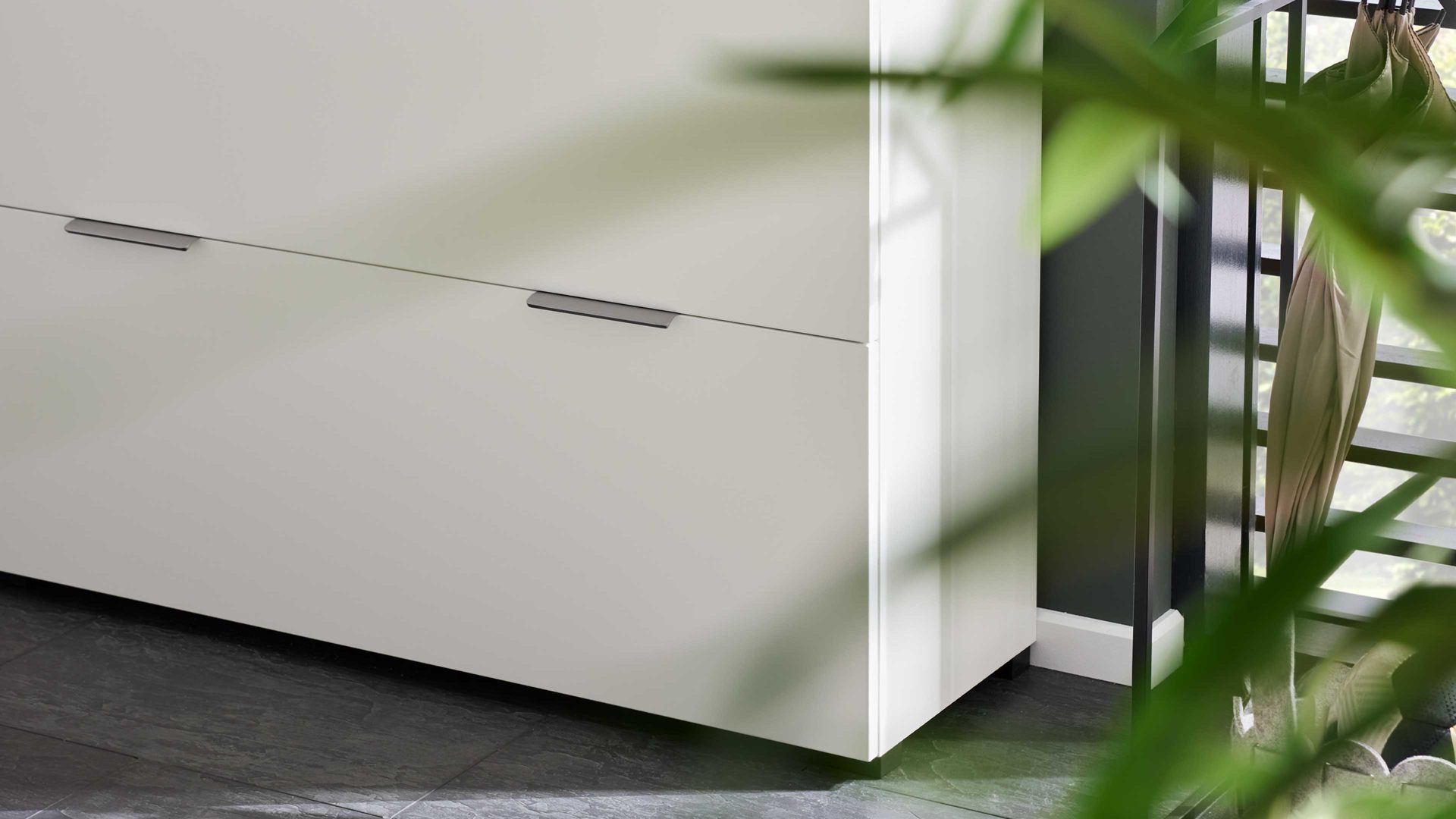 Schuhschrank Interliving aus Holz in Weiß Interliving Garderobe Serie 6012 - Schuhschrank weißer Mattlack & Steineiche - eine Schublade, zwei Klappen, Breite ca. 120 cm