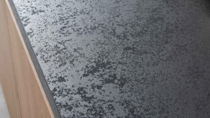 Einbauküche WERT KÜCHE® aus Holz in Holzfarben WERT KÜCHE® Mattea mit SIEMENS Einbaugeräten cognacbraune Eiche & Onyxschwarz - zweizeilig