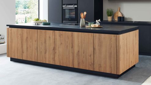 Einbauküche WERT KÜCHE® aus Holz in Holzfarben WERT KÜCHE® Mattea mit SIEMENS Einbaugeräten cognacbraune Eiche & Onyxschwarz - zweiteilig