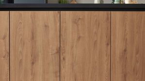 Einbauküche WERT KÜCHE® aus Holz in Holzfarben WERT KÜCHE® Mattea mit SIEMENS Einbaugeräten cognacbraune Eiche & Onyxschwarz - zweizeilig