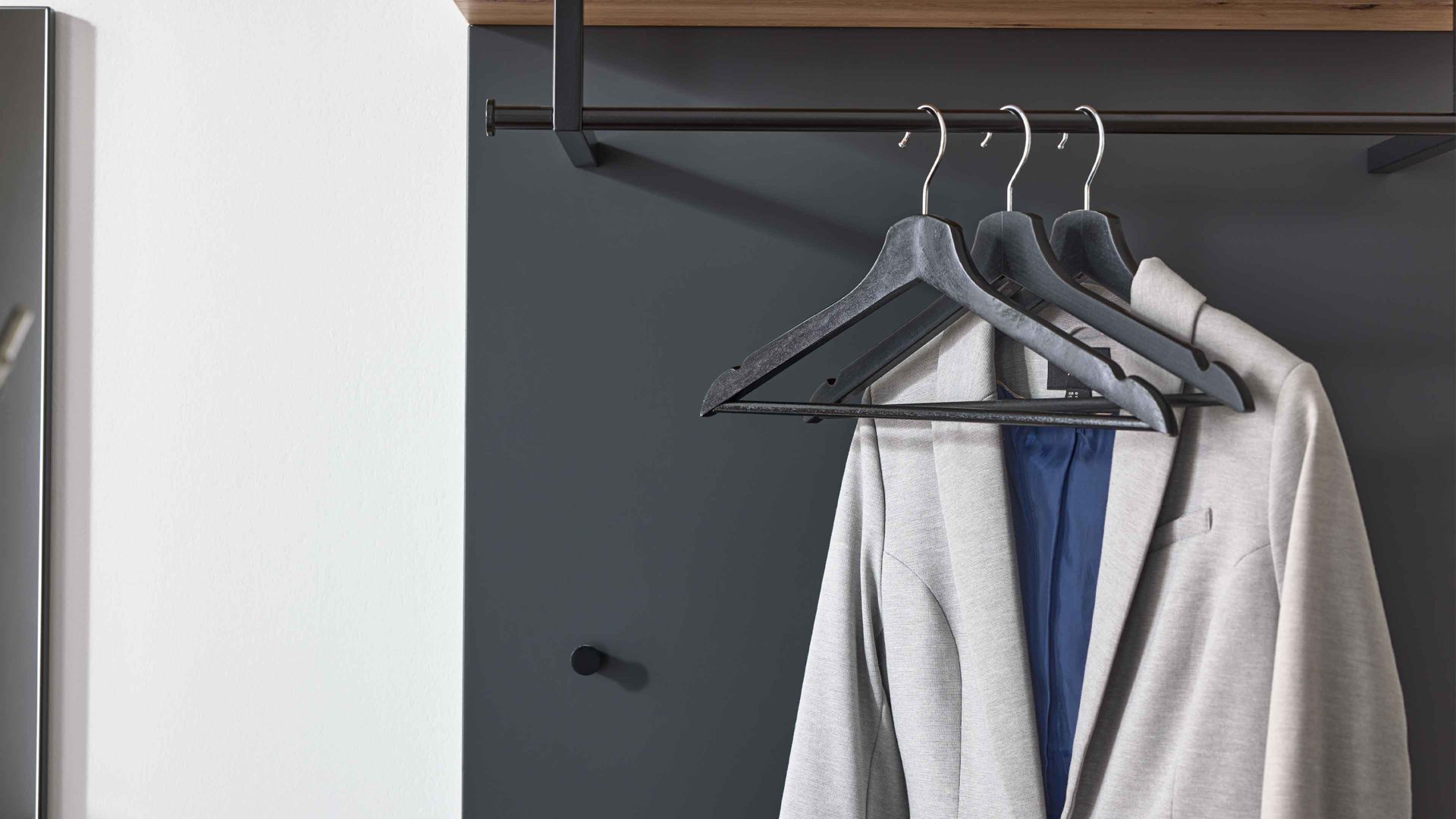 Garderoben-Set Interliving aus Holz in Anthrazit Interliving Garderobe Serie 6012 - Garderobenmöbel-Set anthrazitfarbener Mattlack & Asteiche