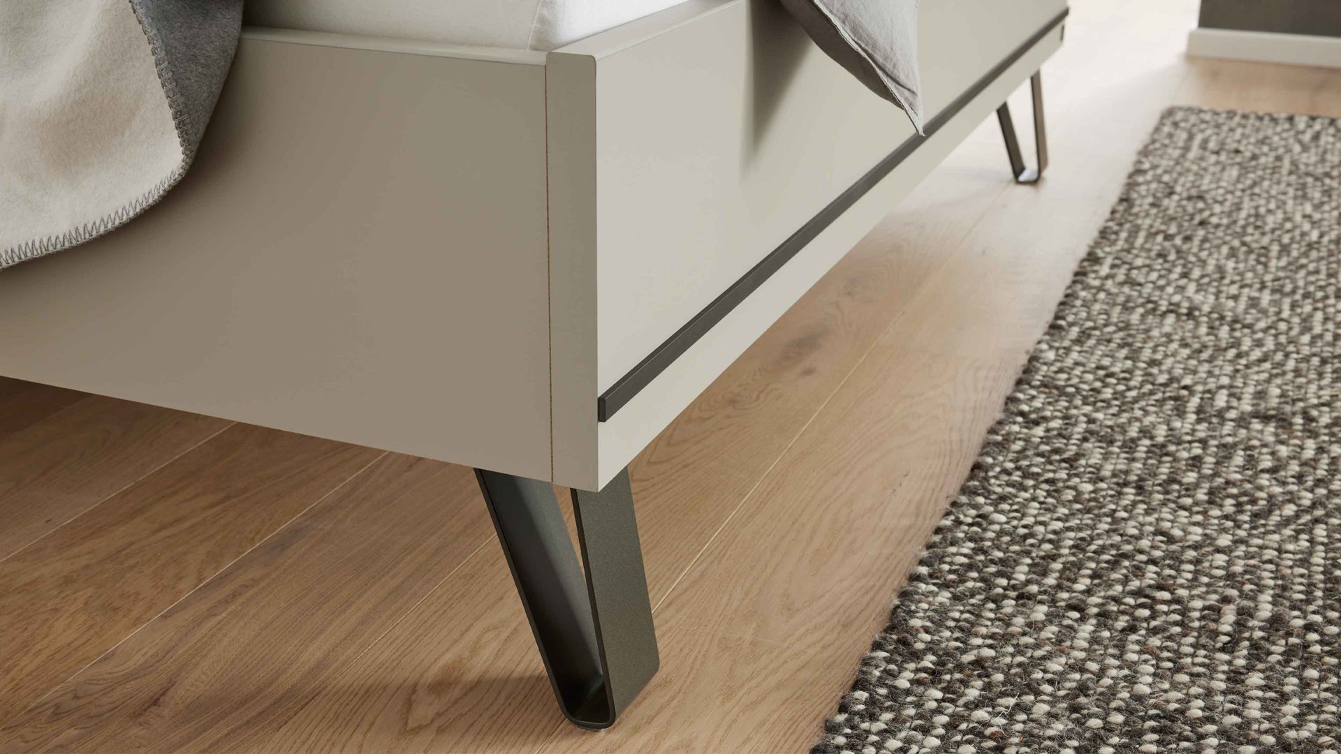 Bettgestell Interliving aus Holz in Weiß Interliving Schlafzimmer Serie 1032 – Bettgestell 309 Weiß, Kieselgrau & Havanna - Liegefläche ca. 180 x 200 cm