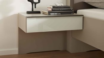 Nachtkommode Interliving aus Holz in Hellgrau Interliving Schlafzimmer Serie 1032 – Hängekonsolen-Set Kieselgrau & Weiß - zweiteilig