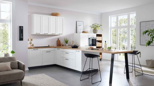 Einbauküche WERT KÜCHE® aus Holz in Weiß WERT KÜCHE® Vivien mit Constructa Einbaugeräten Satinweiß & Asteiche - Stellfläche ca. 457 x 300 cm