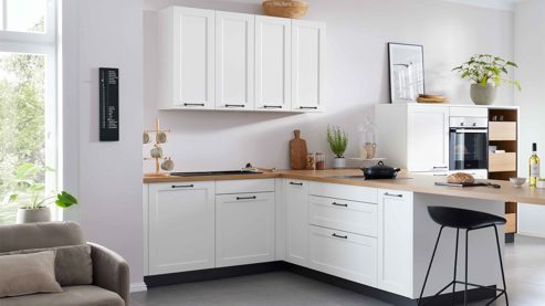 Einbauküche WERT KÜCHE® aus Holz in Weiß WERT KÜCHE® Vida mit Constructa Einbaugeräten Satinweiß & Asteiche - Stellfläche ca. 457 x 300 cm