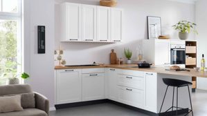 Einbauküche WERT KÜCHE® aus Holz in Weiß WERT KÜCHE® Vivien mit Constructa Einbaugeräten Satinweiß & Asteiche - Stellfläche ca. 457 x 300 cm