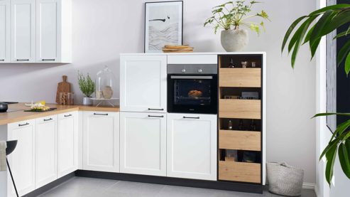 Einbauküche WERT KÜCHE® aus Holz in Weiß WERT KÜCHE® Vivien mit Constructa Einbaugeräten Satinweiß & Asteiche - Stellfläche ca. 457 x 300 cm