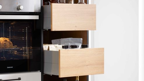 Einbauküche WERT KÜCHE® aus Holz in Weiß WERT KÜCHE® Vida mit Constructa Einbaugeräten Satinweiß & Asteiche - Stellfläche ca. 457 x 300 cm